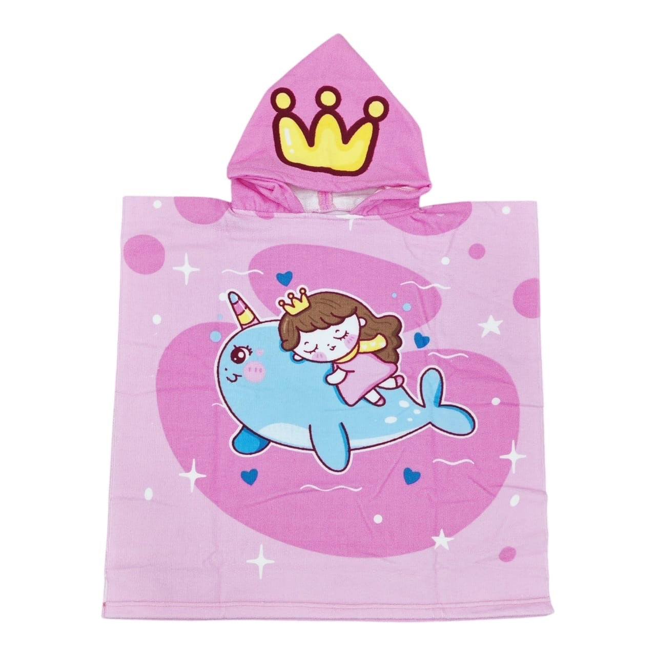 Toalla poncho Acüchichi para niños color rosa con capucha y estampado de princesa sobre una ballena unicornio